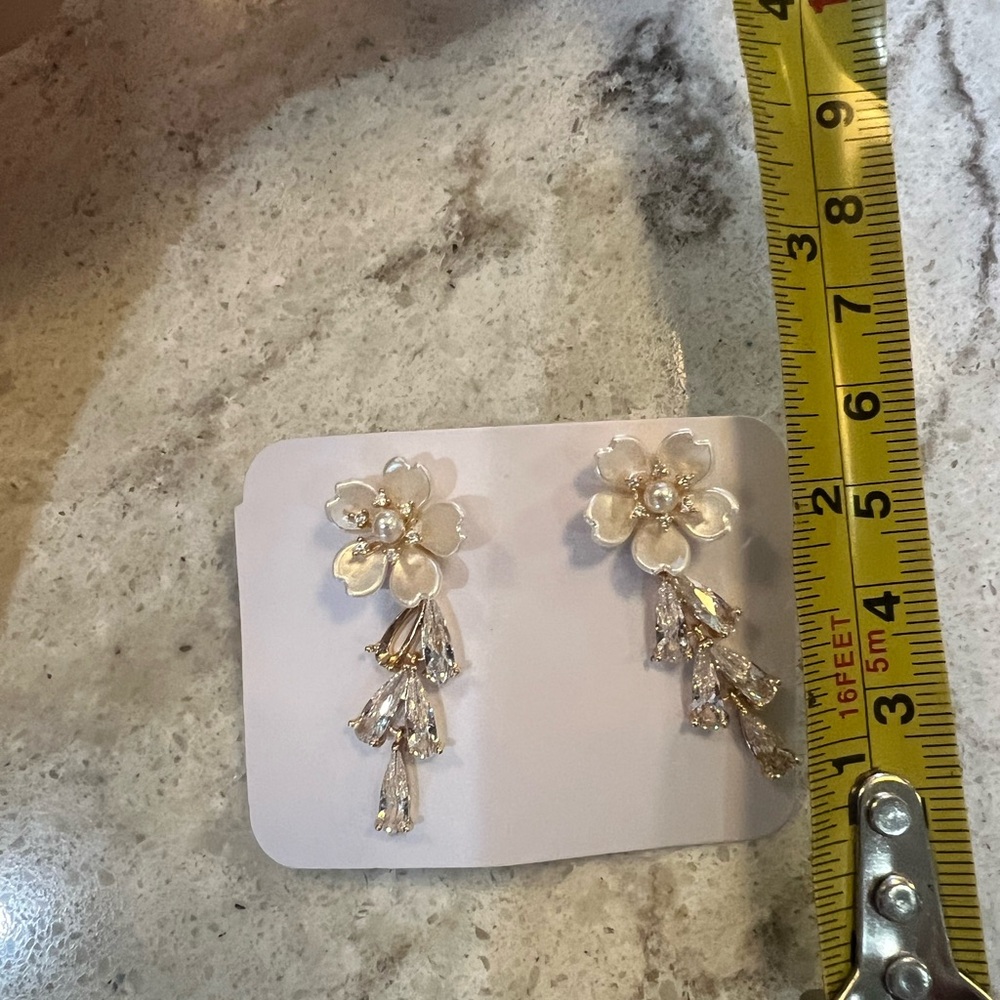 Elegant Floral Drop Earrings - Picture 2 of 3